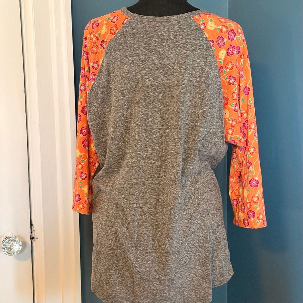 🍊LuLaRoe Randy Baseball Tee - Gray with Orange Floral Sleeves - Picture 2 of 4